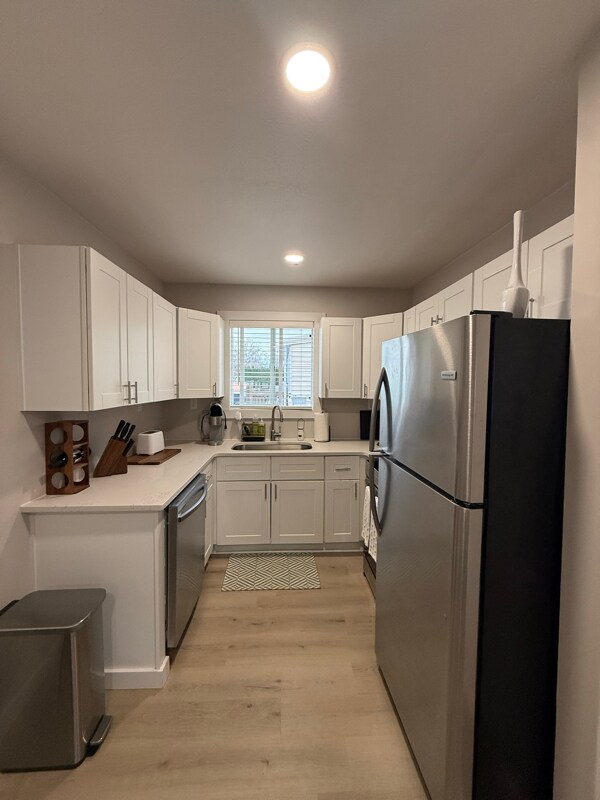 Building Photo - 3013 W Lakeside Dr