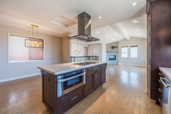 Building Photo - LUXURIOUS-CONTEMPORARY TOWNHOUSE W/ AMAZIN...