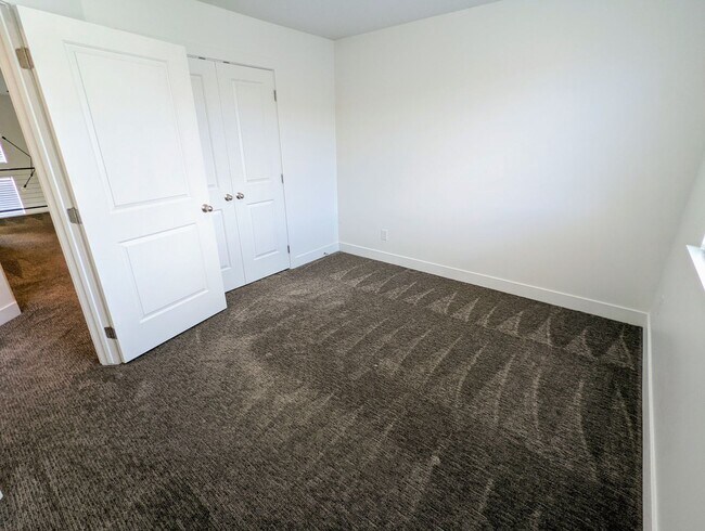 Building Photo - 566 Lewski Ln