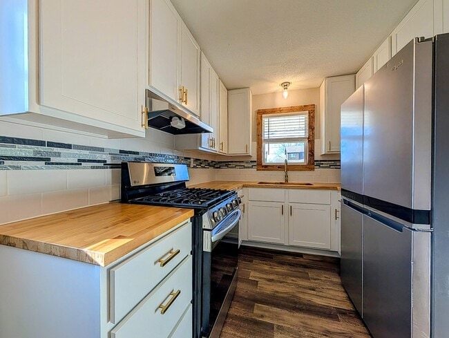 Building Photo - 906 S 1st St