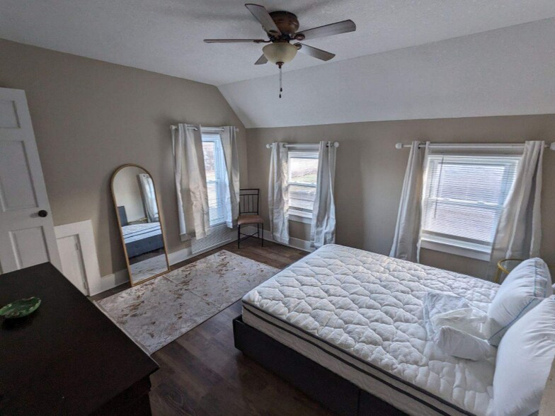 Building Photo - 902-904 W Locust St