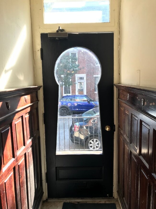 Building Photo - 629 Catharine St