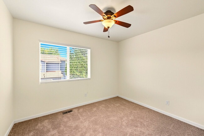 Building Photo - 3 Bed 2.5 Bath Home in Green Valley Ranch!