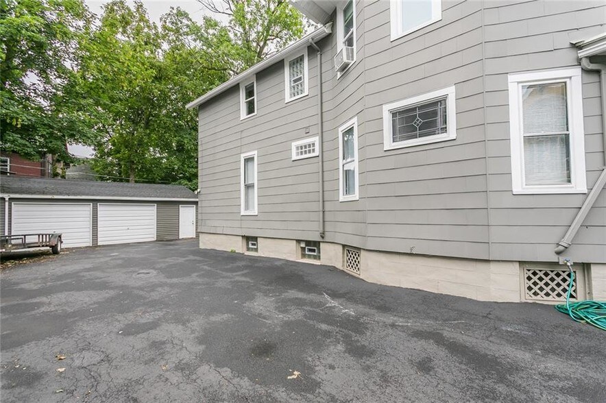 Parking plus private one car garage - 513 Oxford St
