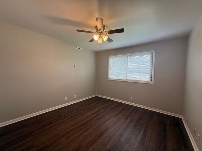 Building Photo - 2 Bedroom Unit was recently renovated. Liv...