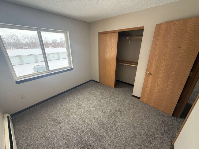 Building Photo - 3 Bedroom | 2 Bathroom 2nd Floor Unit in Oelwein - AVAILABLE JUNE!