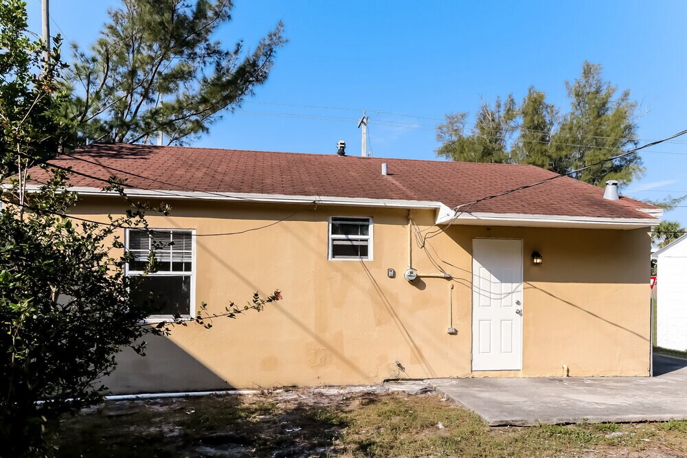Building Photo - 4610 Pinewood Ave