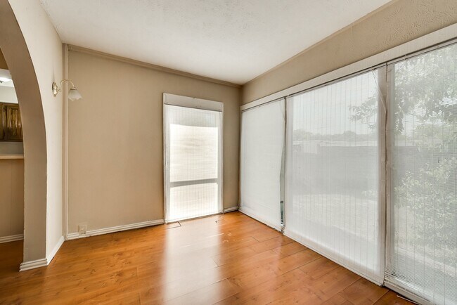 Building Photo - Adorable Townhome featuring 3 Bedrooms + Office In Prime Location