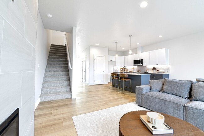 Building Photo - 925 N Elm Ave