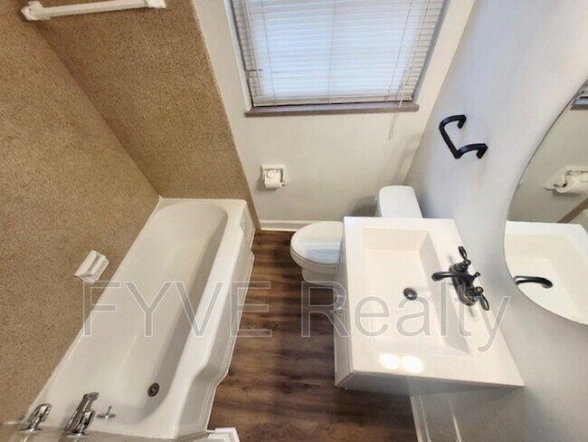 Building Photo - 1060 Sells Ave