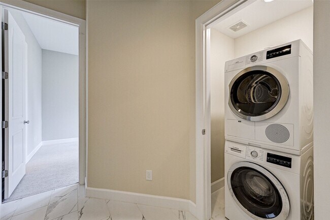 Building Photo - 2113 Naomi St