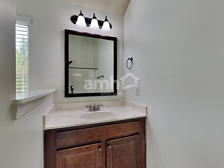 Building Photo - 272 Oak Branch Dr