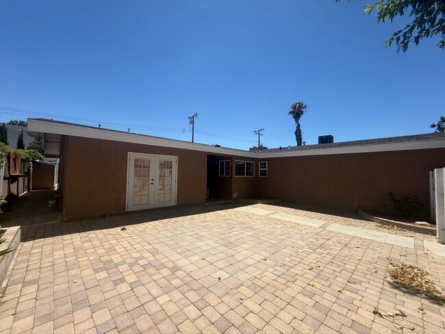 Building Photo - West Palmdale Pool Home!