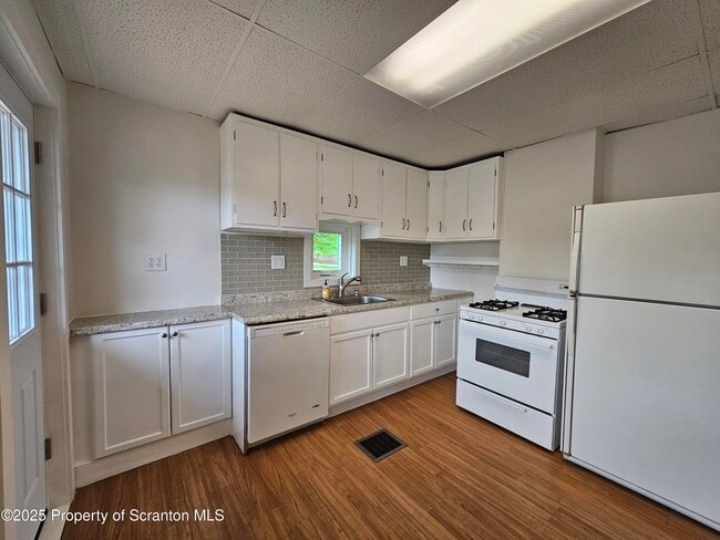 Building Photo - 2103 Hollister Ave