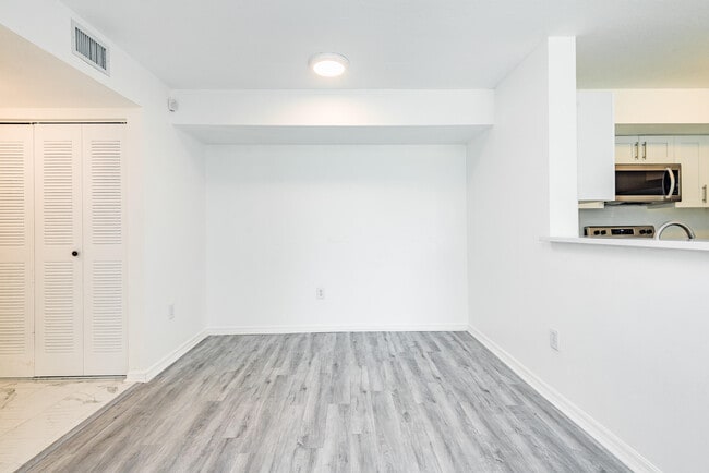 Building Photo - 602 Villa Cir