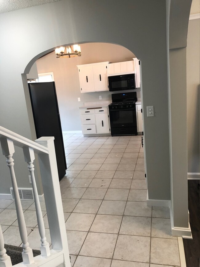 Building Photo - Single Family Home - River Views - Updated Finishes!