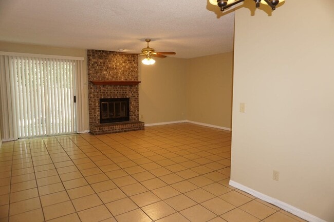 Building Photo - 3/2 Westside Townhome