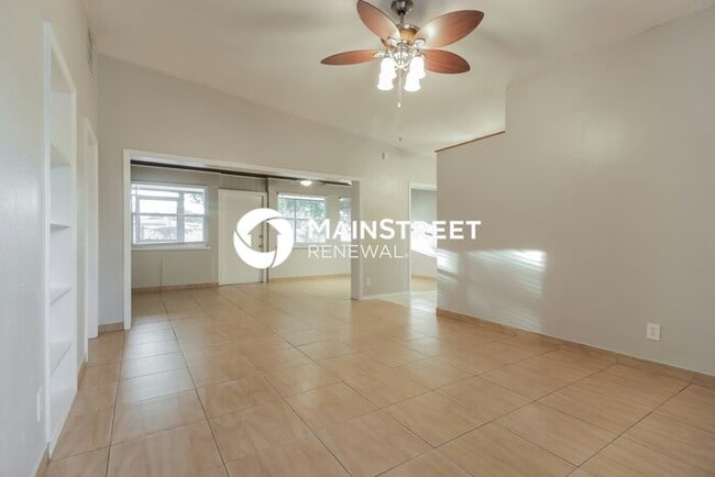 Building Photo - 4 Bedroom Pet-Friendly Home in Orlando, FL with Main Street Renewal