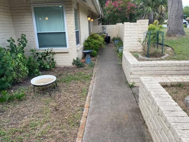 Building Photo - 10608 Spicewood Club Dr