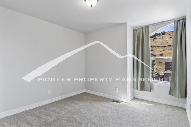 Building Photo - Low-Maintenance Living in Desirable West Side Neighborhood 5 bd, 2 car garage and AC