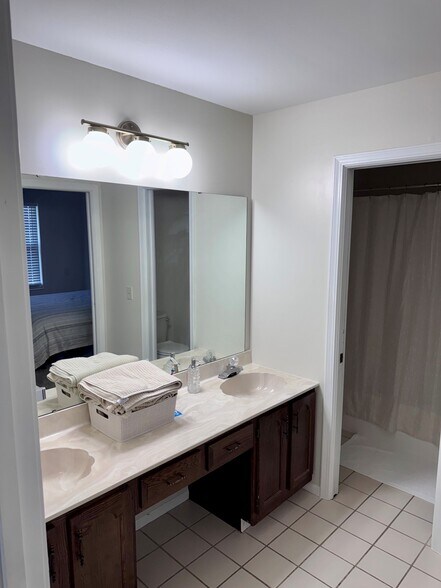 Building Photo - 1720 Azealea Ct