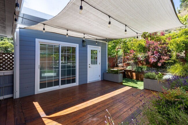 Building Photo - Beautiful Duplex In Highly Desirable San Rafael!