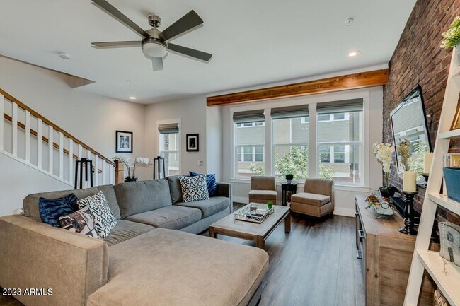 Building Photo - 816 N 3rd Ave