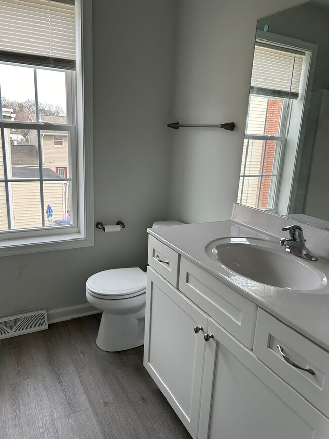 Building Photo - Like new 3 bedroom 2.5 bath townhouse