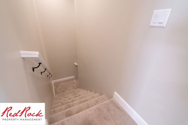 Building Photo - 4 Bedroom, 2.5 Bathroom Townhome in Hurric...