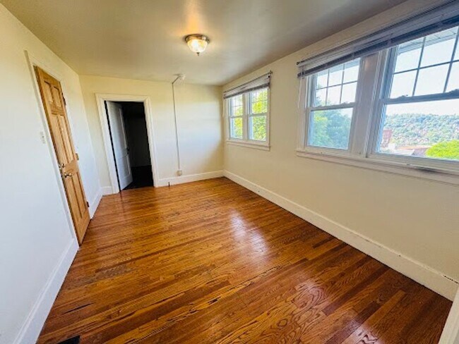 Building Photo - 4 Bedroom/ 1 Bathroom House - Great View (...