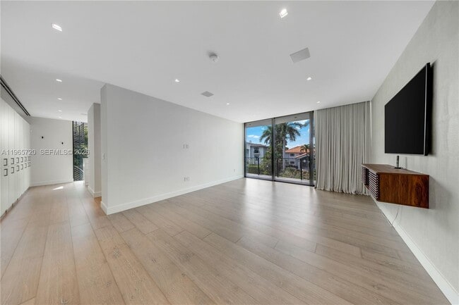 Building Photo - 420 N Hibiscus Dr