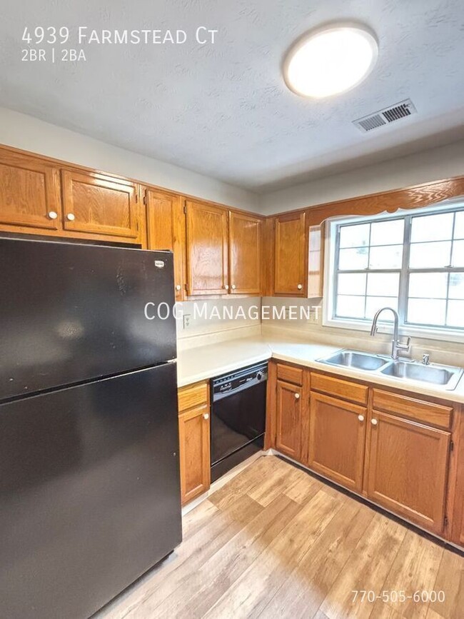 Building Photo - Two Bedroom/Two Bath Duplex in the Heart o...