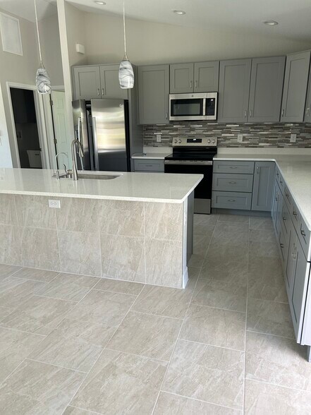 Building Photo - 2400 Carpenter Ln