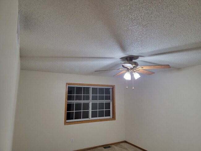 Building Photo - 1319 SE Delaware Ave