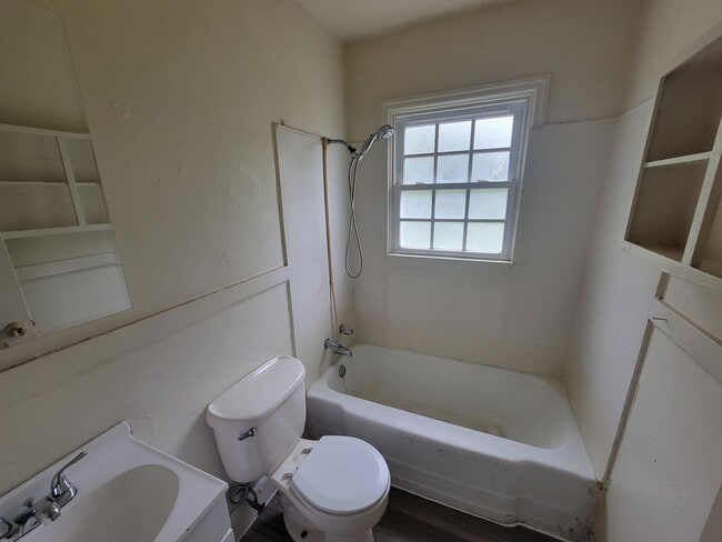 Building Photo - 2 Bedroom 1 Bathroom Duplex!