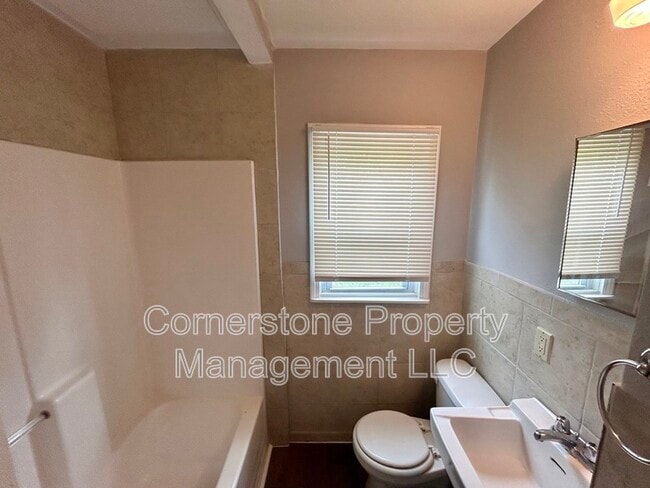 Building Photo - 8255 Lakeview Dr