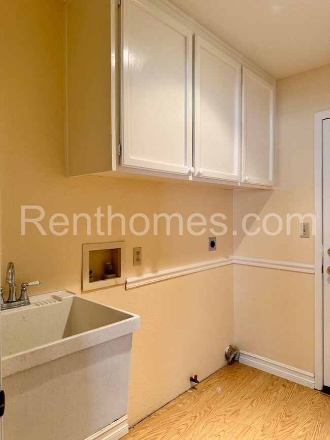 Building Photo - 10384 Barrywood Way