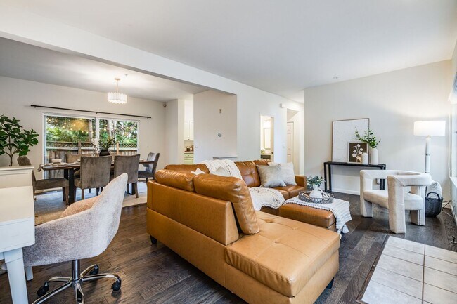 Building Photo - RENOVATED 3 BED, 3 BATH KIRKLAND TOWNHOME W GARAGE & EASY COMMUTE!