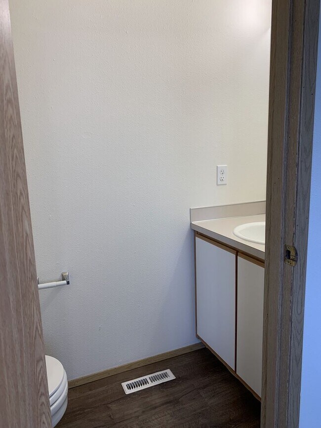 Building Photo - 3 bedroom, 2 1/2 bath home in quiet Scappoose neighborhood near parks