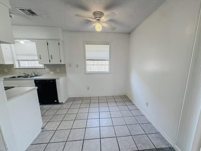 Building Photo - 702 Monterrey Dr