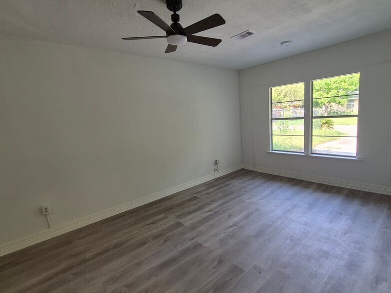 Building Photo - 10221 Bretton Dr
