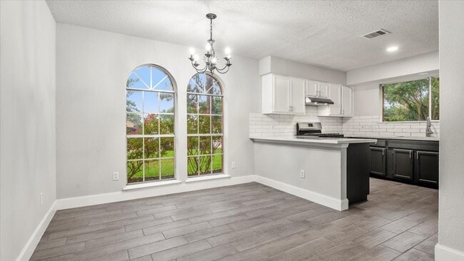 Building Photo - 10622 Highland Woods Dr