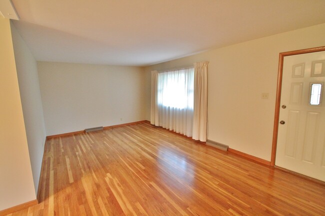 Building Photo - Don't let this pass you by! 3BR, att gar, ...