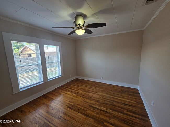 Building Photo - 1525 Oak Ave