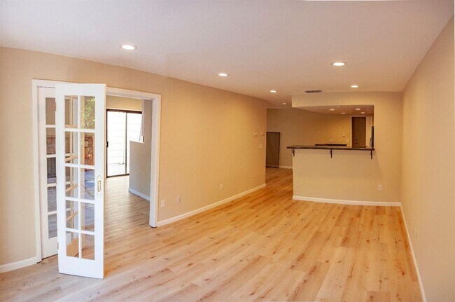 Building Photo - ? Greenbelt Access | Sauna | Updated Interior ?