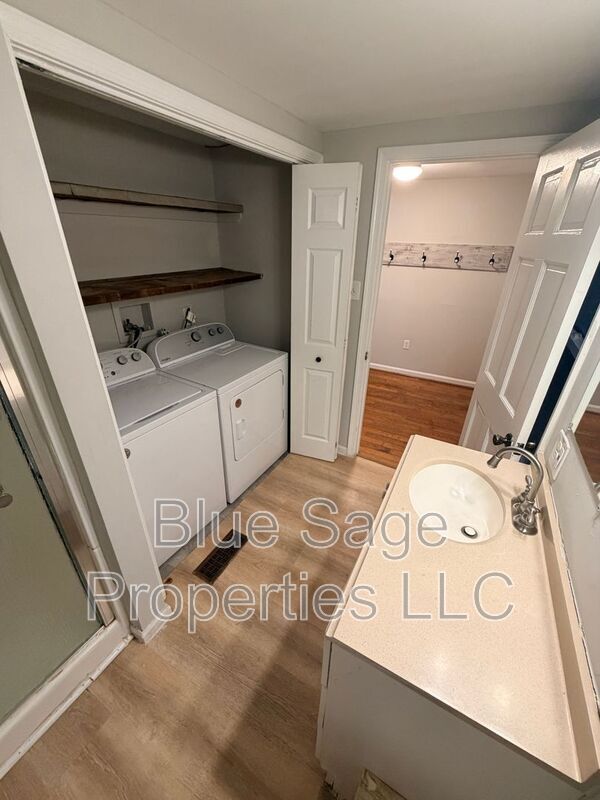 Building Photo - 913 8th Ave