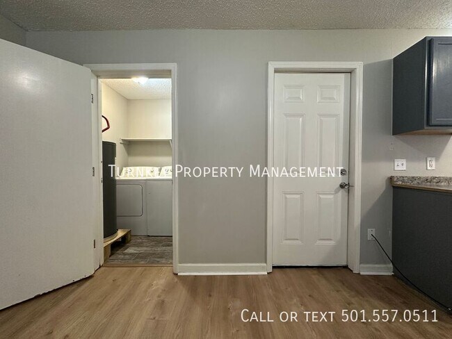 Building Photo - 361 N Oak Ct