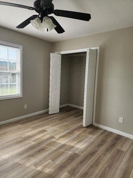 Building Photo - 2375 Vineyard Dr