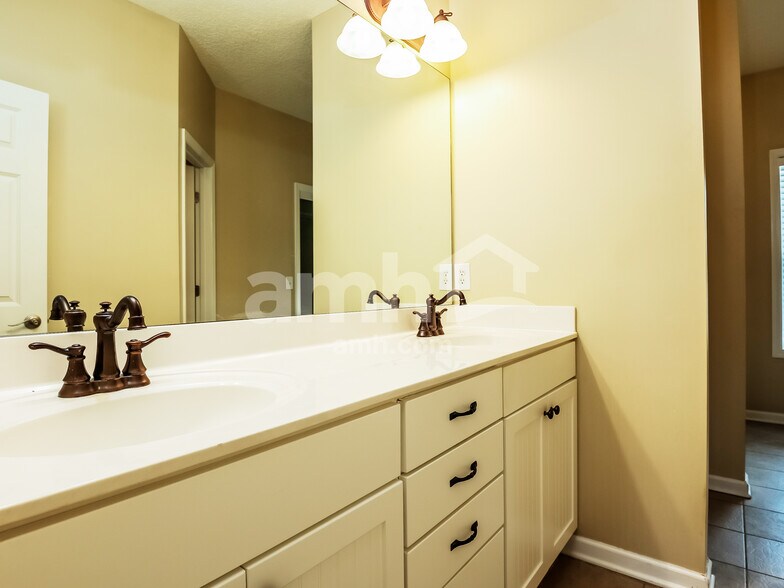 Building Photo - 7 Wyndham Dr