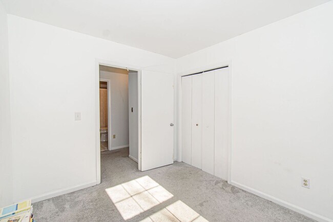 Building Photo - Charming 3 Bed 3.5 Bath Townhome